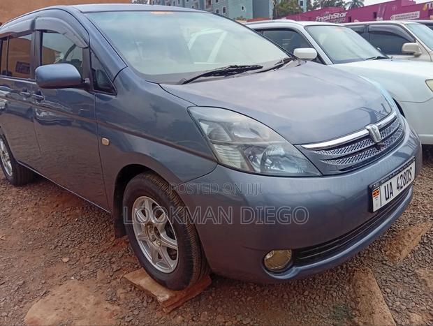 Toyota ISIS 2009 Blue