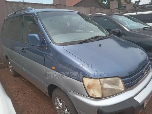 Toyota LiteAce Noah 1997 Blue