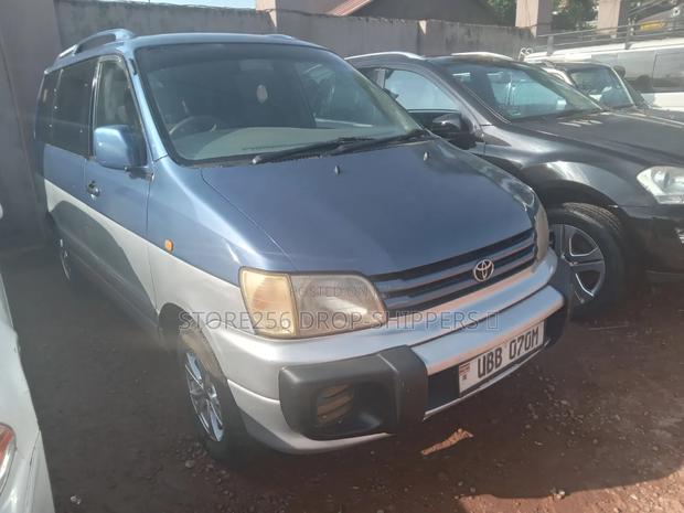 Toyota LiteAce Noah 1997 Blue