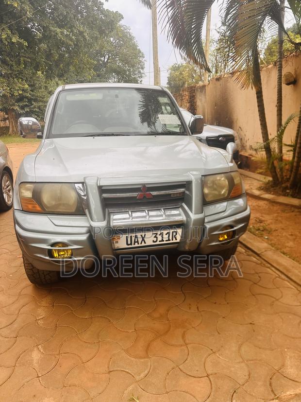 Mitsubishi Pajero 2000 Gray