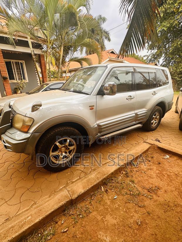Mitsubishi Pajero 2000 Gray