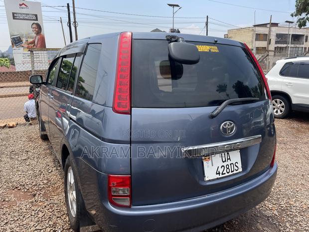 Toyota ISIS 2010