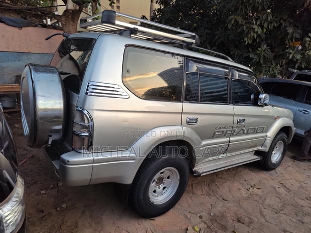 Toyota Land Cruiser 2005 Gray