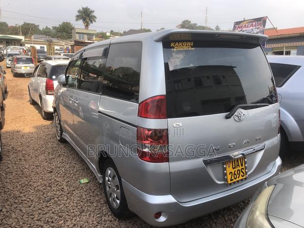 Toyota Noah 2002 Silver