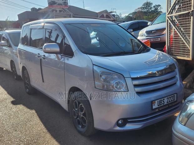 Toyota Noah 2010 Silver