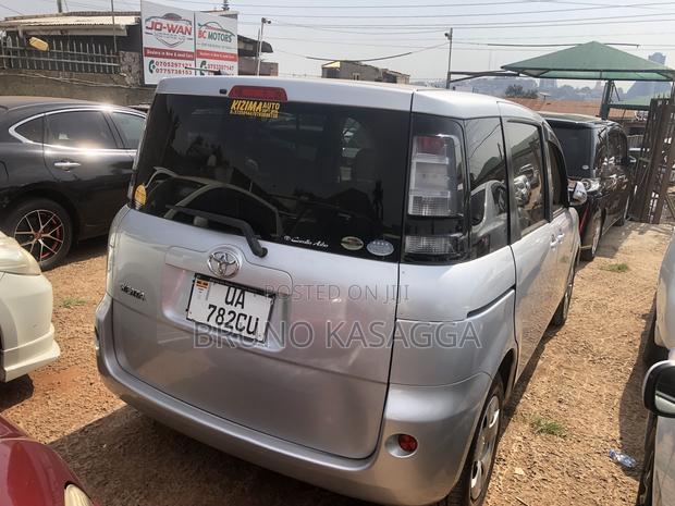 Toyota Sienta 2011 Silver