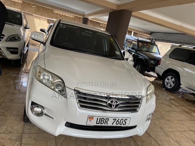 Toyota Vanguard 2010 White