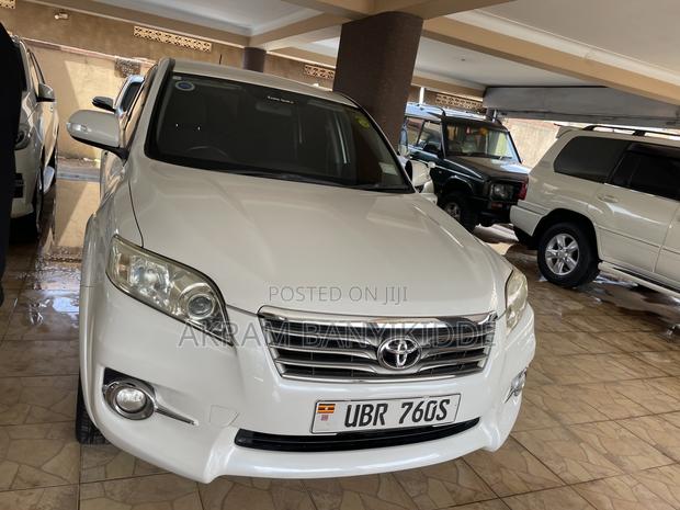 Toyota Vanguard 2010 White