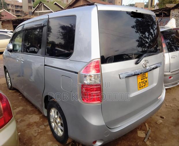 Toyota Noah 2012 Silver