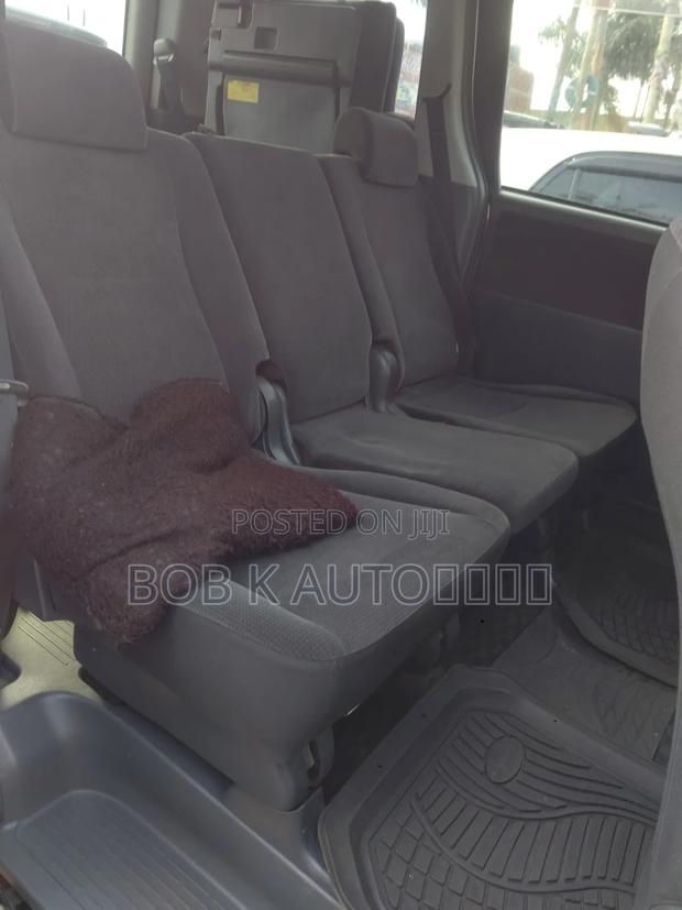 Toyota Noah 2012 Silver