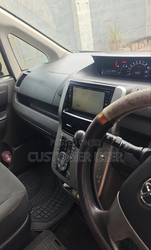 Toyota Noah 2.0 143hp AWD (7 Seater) 2007 Black