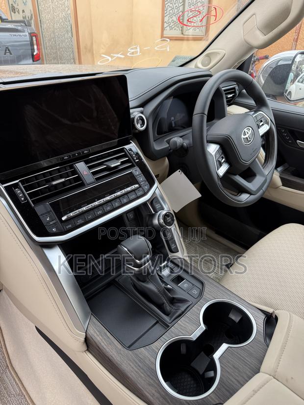 Toyota Land Cruiser LC300 2024 Black