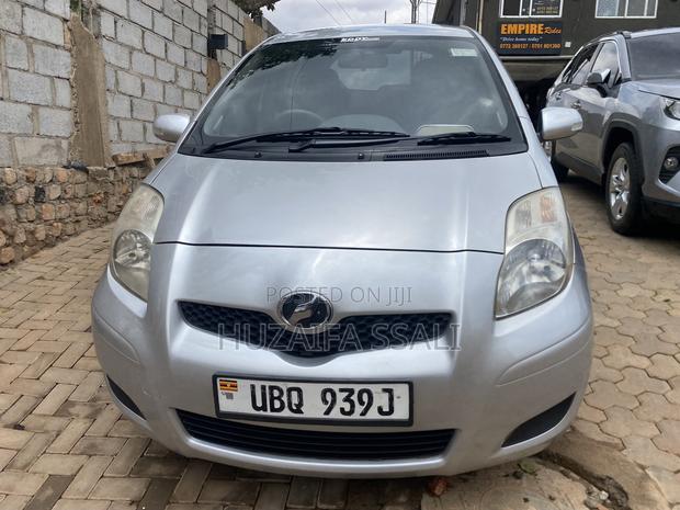 Toyota Vitz 2011 Silver
