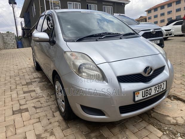 Toyota Vitz 2011 Silver