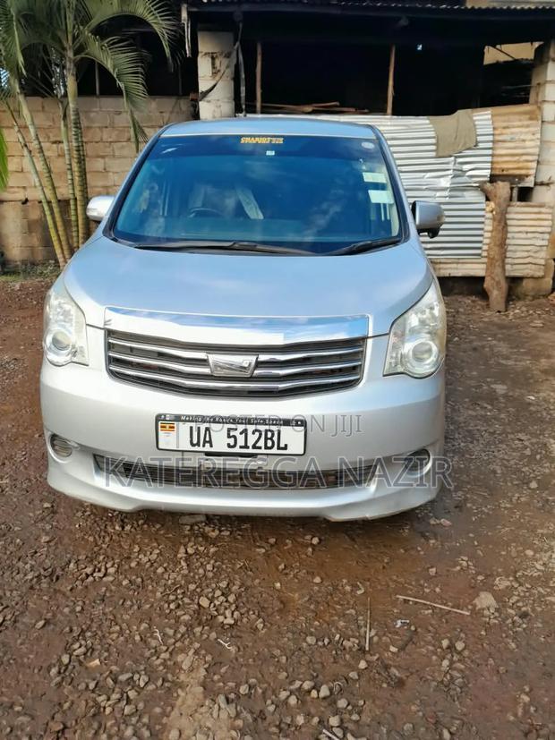 Toyota Noah 2.0 143hp AWD (8 Seater) 2010 Silver