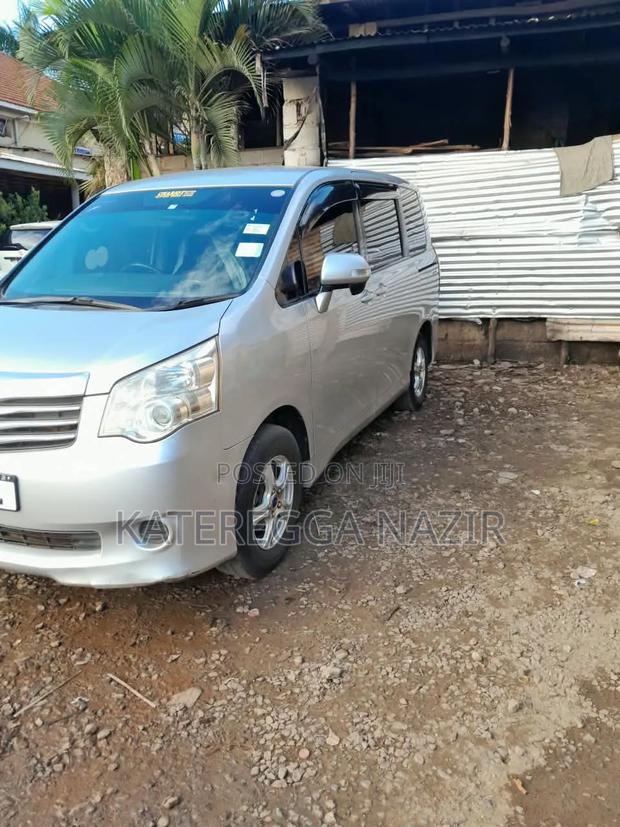 Toyota Noah 2.0 143hp AWD (8 Seater) 2010 Silver