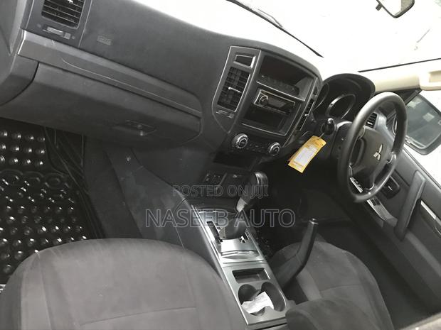 Mitsubishi Pajero 3.0 2010 Silver