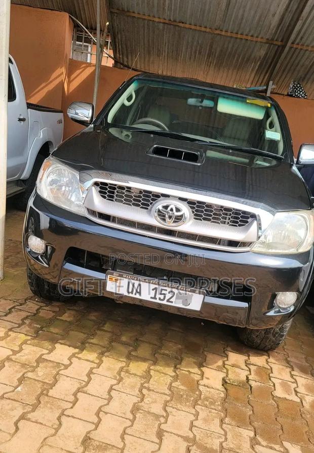 Toyota Hilux 2013 Black