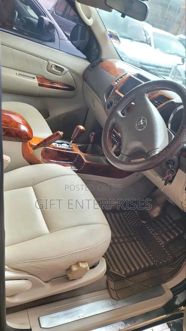 Toyota Hilux 2013 Black