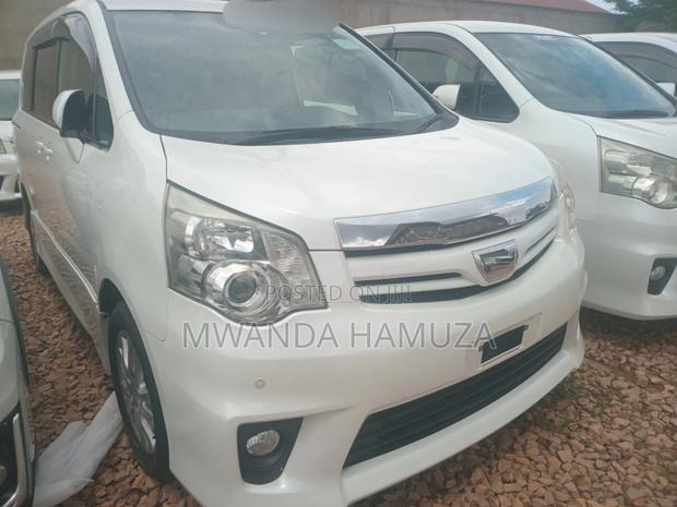 Toyota Noah 2013 Silver