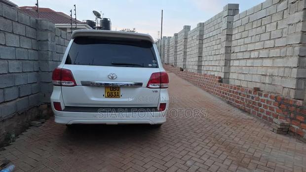 Toyota Land Cruiser 2010 White