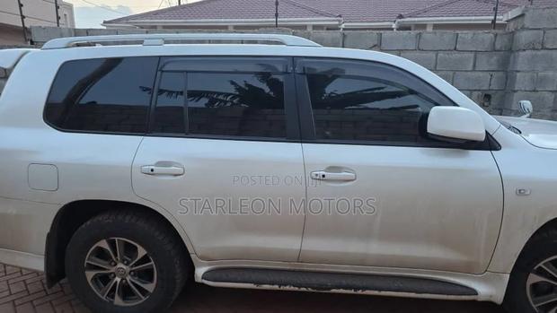 Toyota Land Cruiser 2010 White
