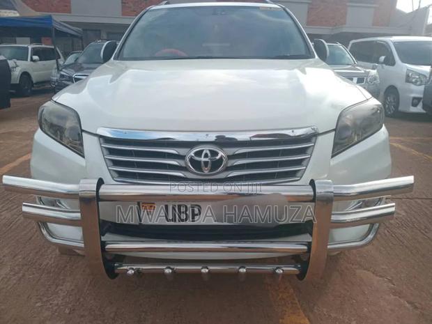 Toyota Vanguard 2010 White