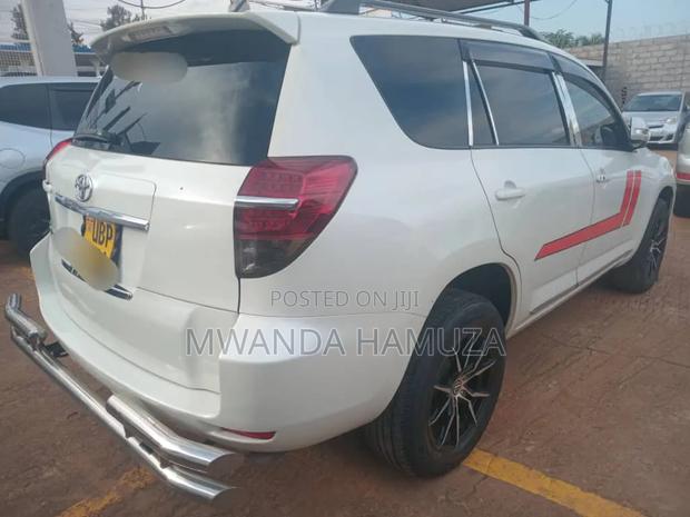 Toyota Vanguard 2010 White
