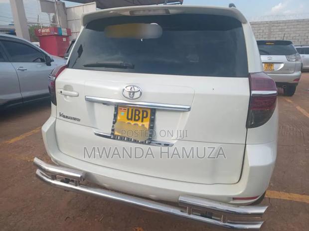 Toyota Vanguard 2010 White