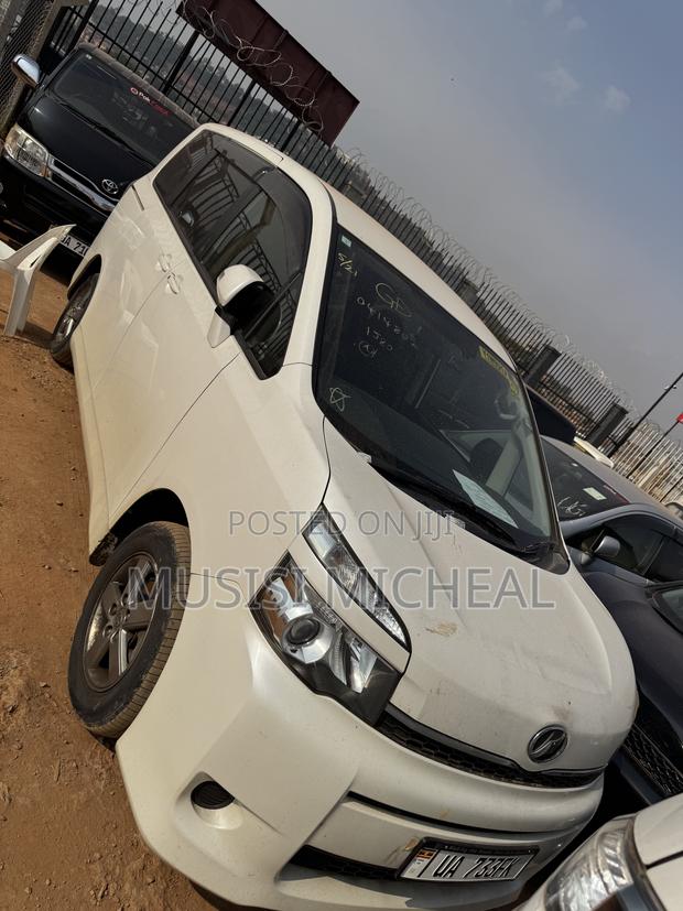 Toyota Noah 2.0 143hp FWD (8 Seater) 2012 Silver