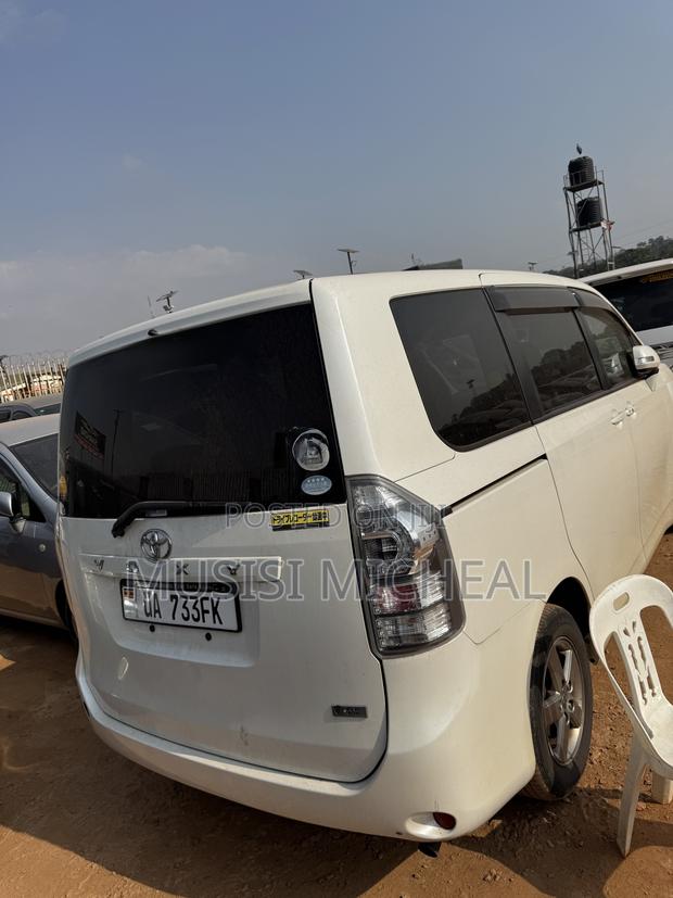 Toyota Noah 2.0 143hp FWD (8 Seater) 2012 Silver