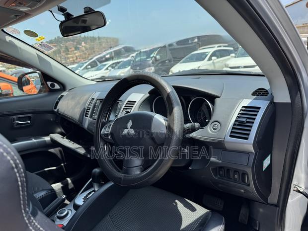 Mitsubishi Outlander SE 2012 Silver