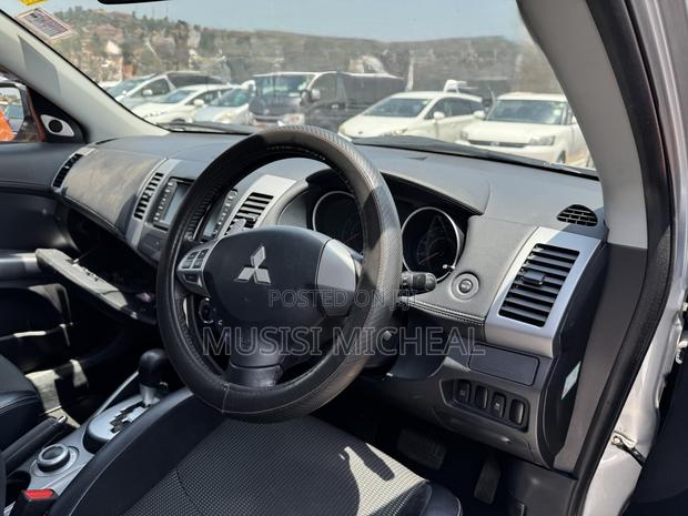 Mitsubishi Outlander SE 2012 Silver
