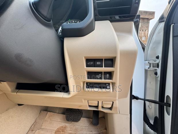 Toyota Land Cruiser LC300 2025 White