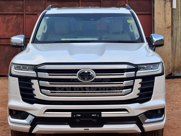 Toyota Land Cruiser LC300 2025 White