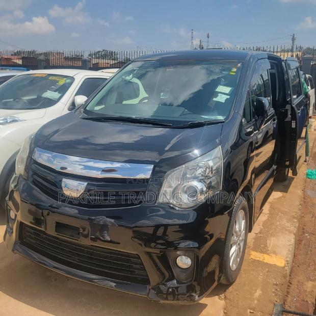 Toyota Noah 2.0 158hp AWD (7 Seater) 2013 Black