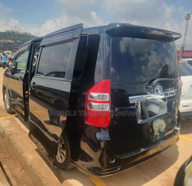 Toyota Noah 2.0 158hp AWD (7 Seater) 2013 Black