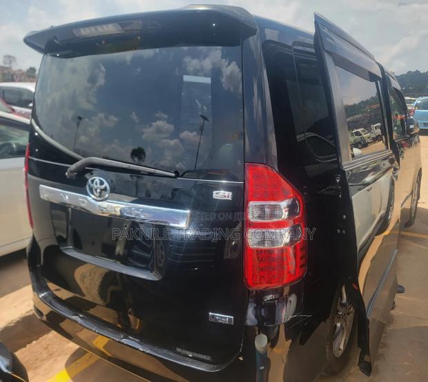 Toyota Noah 2.0 158hp AWD (7 Seater) 2013 Black