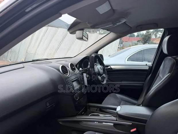 Mercedes-Benz 300D 2010 Black