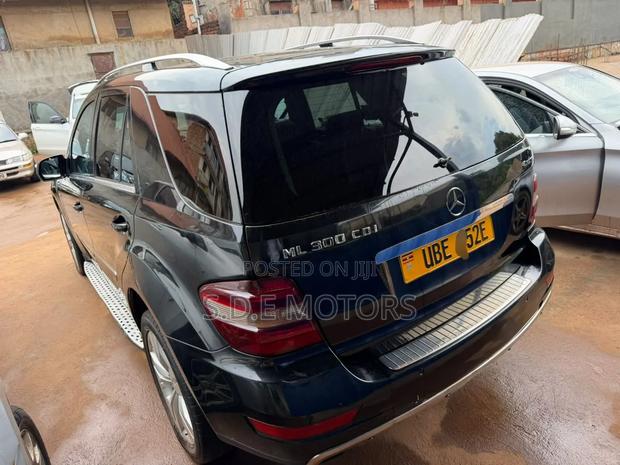 Mercedes-Benz 300D 2010 Black
