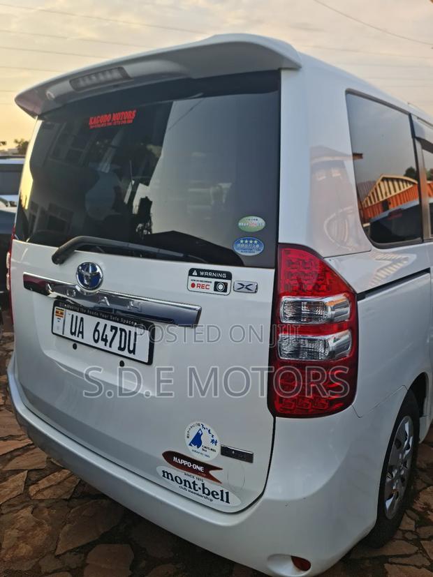 Toyota Noah 2.0 143hp AWD (7 Seater) 2011 White