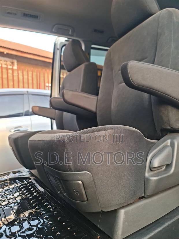 Toyota Noah 2.0 143hp AWD (7 Seater) 2011 White