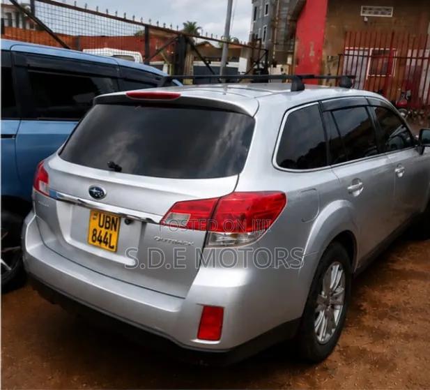Subaru Outback 2.5i Limited 2010 Gray