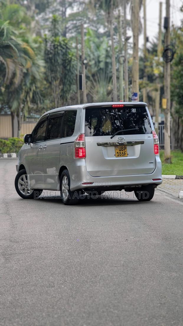 Toyota Noah 2009 Silver