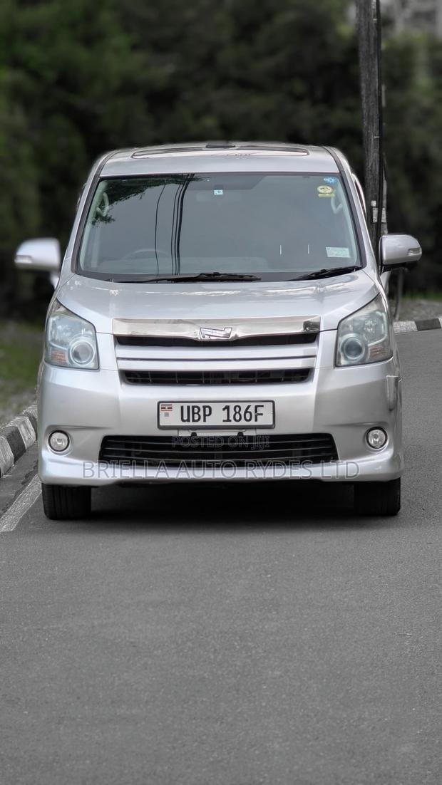 Toyota Noah 2009 Silver