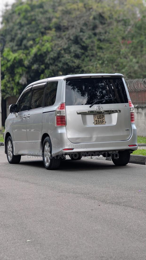Toyota Noah 2009 Silver