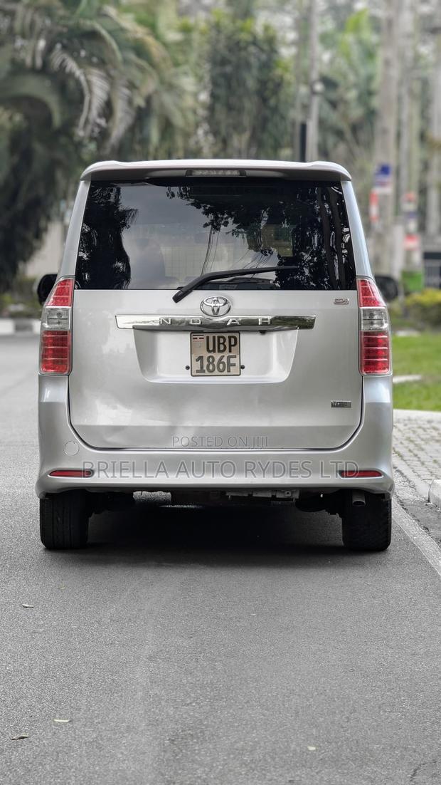 Toyota Noah 2009 Silver