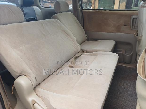 Toyota Noah 2005 Gold
