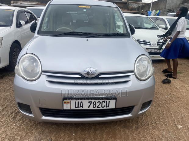 Toyota Sienta 2012 White