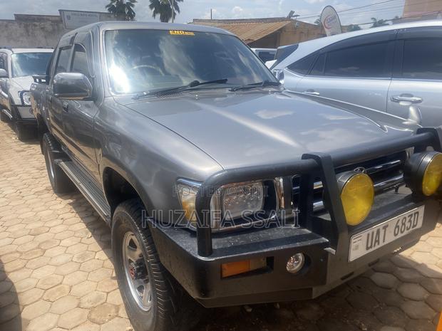 Toyota Hilux 2.5 Cab 2005 Gray
